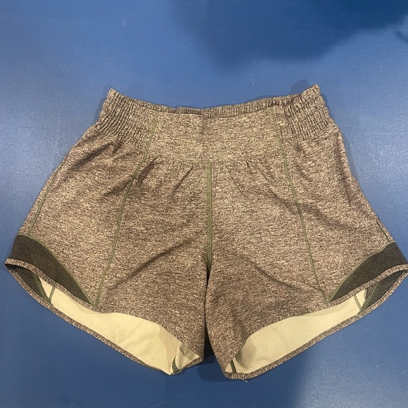 Lululemon hotty hot short 4.5” inseam size 2 - Picture 3 of 6